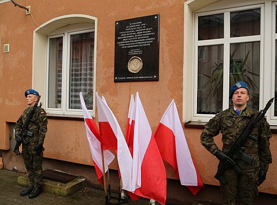 Zapłonęły znicze pod tablicą Polskiej Rady Ludowej 46232