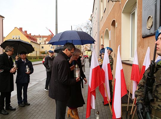 Zapłonęły znicze pod tablicą Polskiej Rady Ludowej 46235