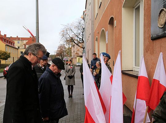 Zapłonęły znicze pod tablicą Polskiej Rady Ludowej 46237