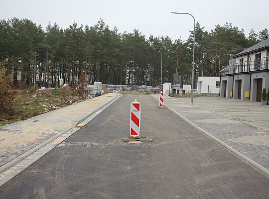 Wylewają asfalt na ulicach dzielnicy „Lębork 46608