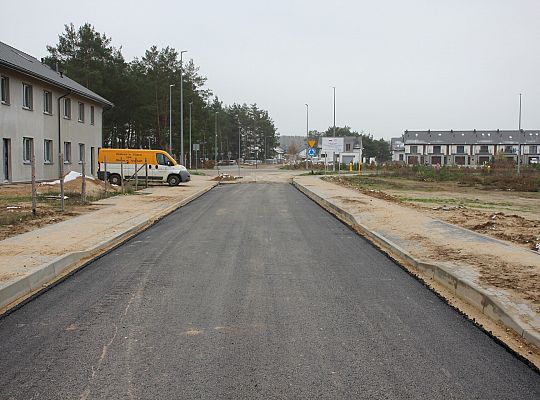 Wylewają asfalt na ulicach dzielnicy „Lębork 46601