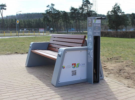 Solarna ławka i samoobsługowa stacja rowerowa 47555