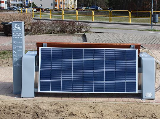 Solarna ławka i samoobsługowa stacja rowerowa 47556