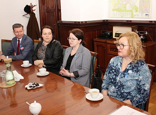 Niebieska wstążka na znak solidarności z osobami z 47565