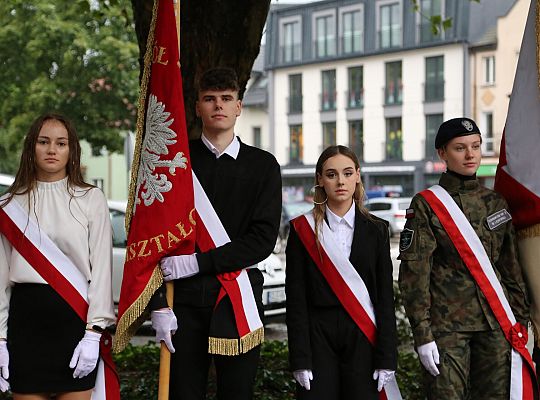 W hołdzie bohaterom i ofiarom wojny 51082