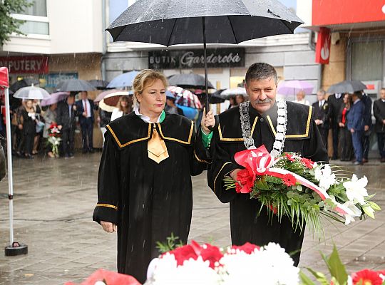 W hołdzie bohaterom i ofiarom wojny 51096