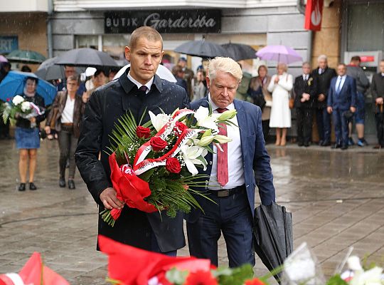 W hołdzie bohaterom i ofiarom wojny 51108