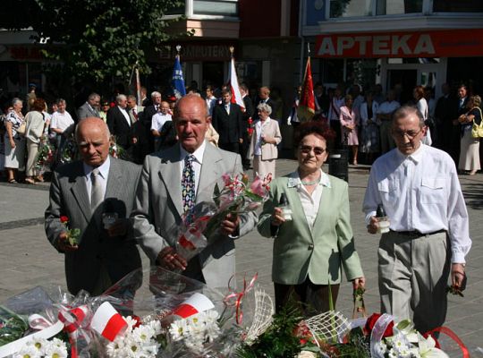 Kwiaty i znicze pamięci w rocznicę wybuchu II 1589