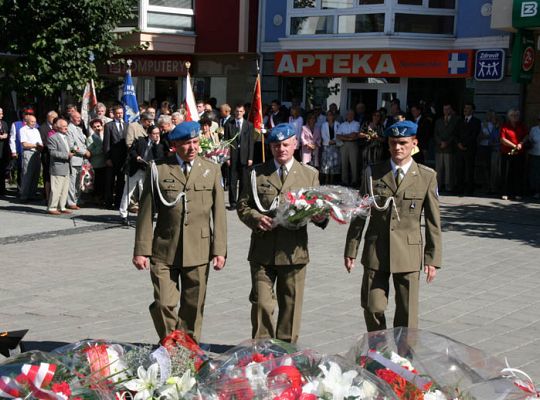 Kwiaty i znicze pamięci w rocznicę wybuchu II 1596