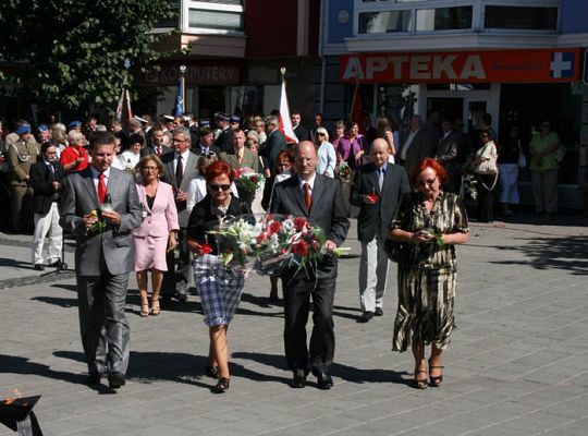 Kwiaty i znicze pamięci w rocznicę wybuchu II 1594