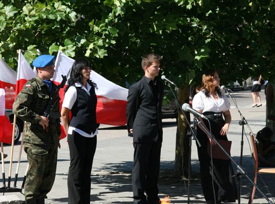 Kwiaty i znicze pamięci w rocznicę wybuchu II 1592