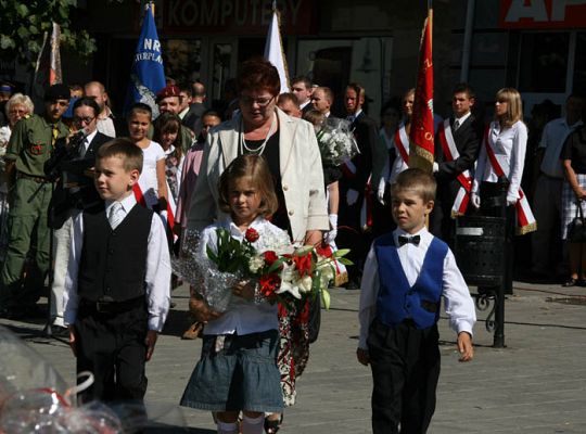 Kwiaty i znicze pamięci w rocznicę wybuchu II 1599