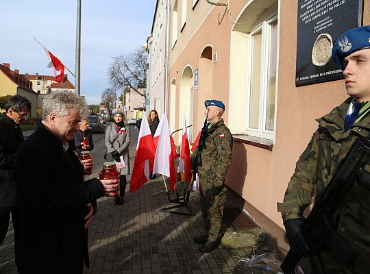 Znicze pod tablicą Polskiej Rady Ludowej 52252