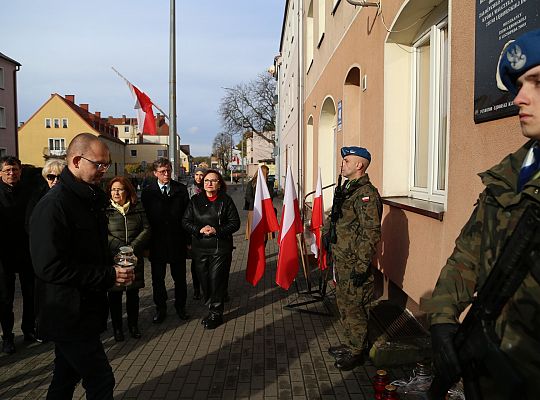 Znicze pod tablicą Polskiej Rady Ludowej 52256