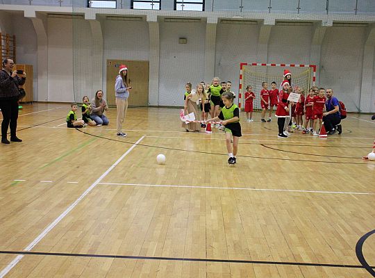 „Pierwszaki” na start! Sportowa rywalizacja w SP7 53023