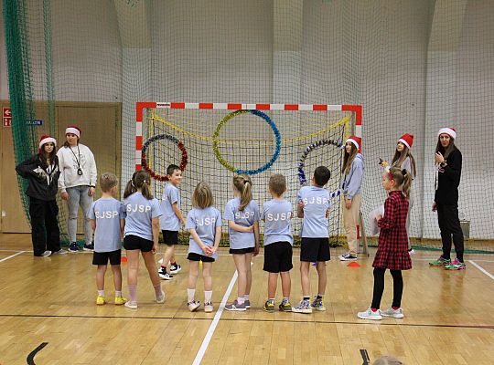 „Pierwszaki” na start! Sportowa rywalizacja w SP7 53034