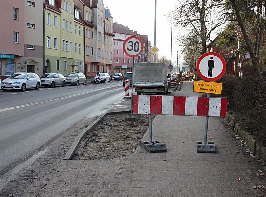 Ruszył remont chodnika i nawierzchni ulicy Wojska 53532