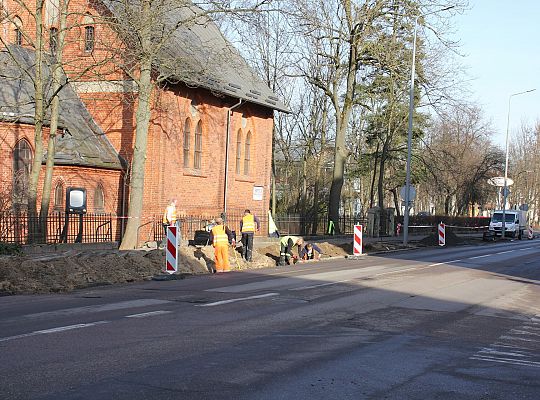 Ruszył remont chodnika i nawierzchni ulicy Wojska 53541