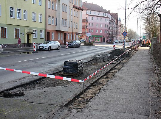 Ruszył remont chodnika i nawierzchni ulicy Wojska 53533