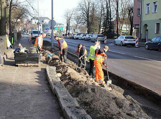 Ruszył remont chodnika i nawierzchni ulicy Wojska 53537