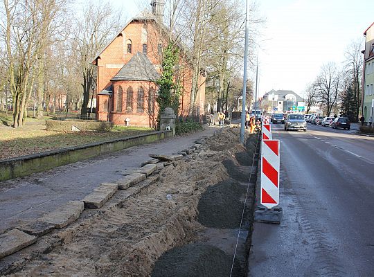 Ruszył remont chodnika i nawierzchni ulicy Wojska 53538