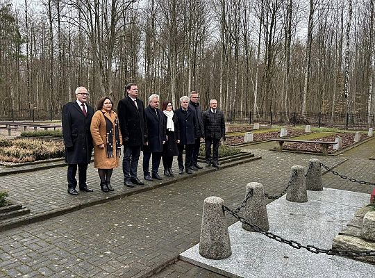 Ambasador Łotwy oddał hołd ofiarom Marszu Śmierci 53854