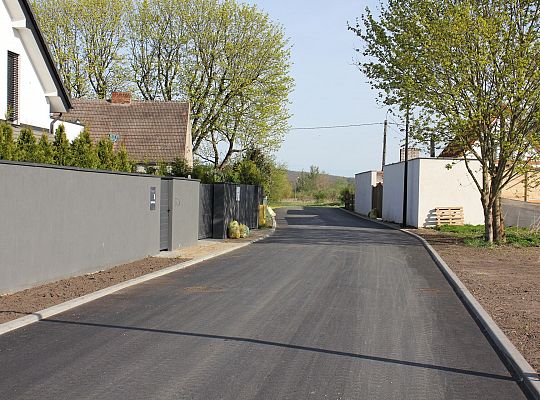 Sudecka z asfaltem i kanalizacją deszczową 54425