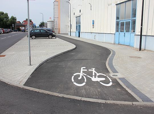 Nowa ulica, parkingi i droga rowerowa na ulicy 57025