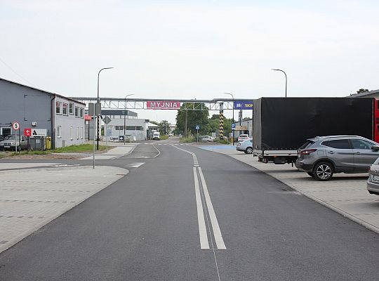 Nowa ulica, parkingi i droga rowerowa na ulicy 57027