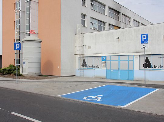 Nowa ulica, parkingi i droga rowerowa na ulicy 57028