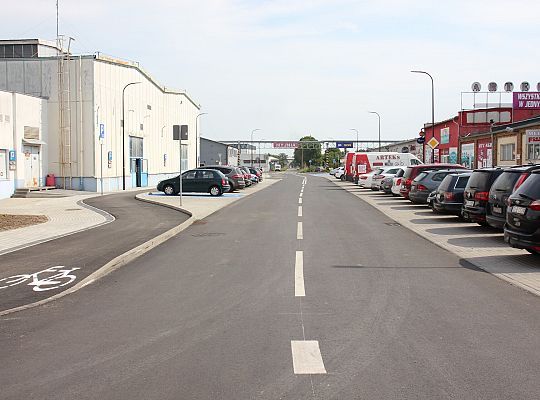 Nowa ulica, parkingi i droga rowerowa na ulicy 57030