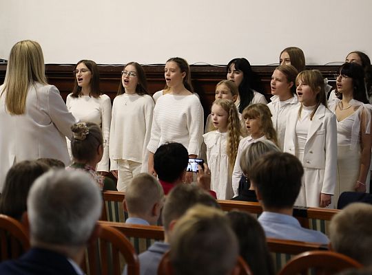Dyrektorzy i nauczyciele nagrodzeni z okazji Dnia 58301