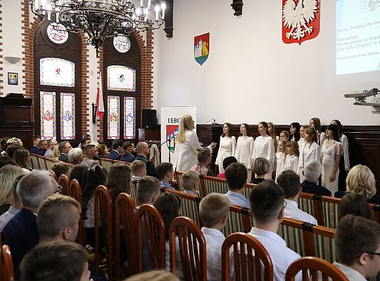 Dyrektorzy i nauczyciele nagrodzeni z okazji Dnia 58303