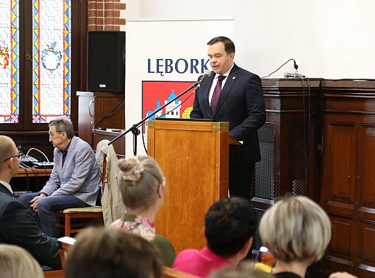 Dyrektorzy i nauczyciele nagrodzeni z okazji Dnia 58304