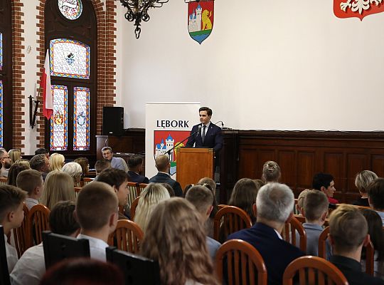 Dyrektorzy i nauczyciele nagrodzeni z okazji Dnia 58311