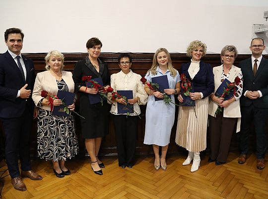 Dyrektorzy i nauczyciele nagrodzeni z okazji Dnia 58318