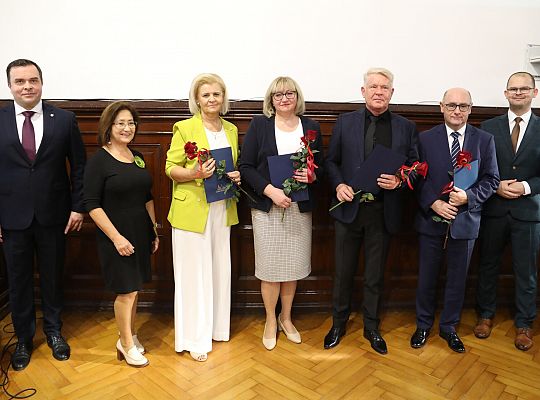 Dyrektorzy i nauczyciele nagrodzeni z okazji Dnia 58319
