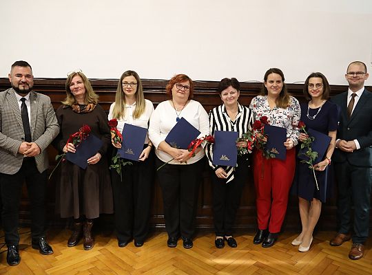 Dyrektorzy i nauczyciele nagrodzeni z okazji Dnia 58320