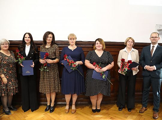 Dyrektorzy i nauczyciele nagrodzeni z okazji Dnia 58322