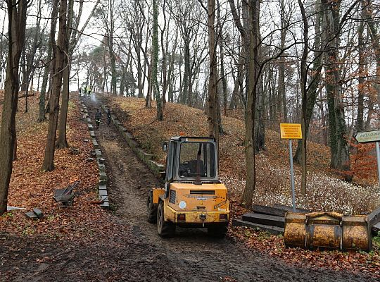 Kolejny etap renowacji schodów prowadzących do 59373