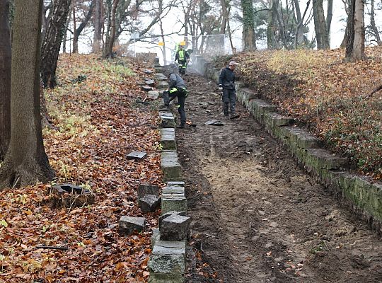 Kolejny etap renowacji schodów prowadzących do 59379