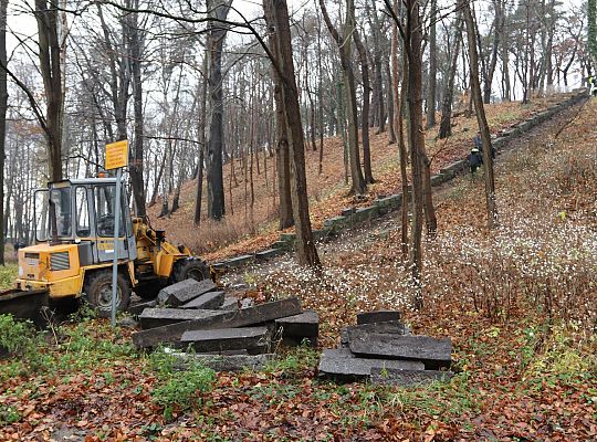 Kolejny etap renowacji schodów prowadzących do 59381