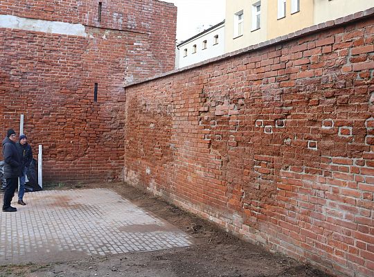 Fragment zabytkowych murów już po remoncie i 59395
