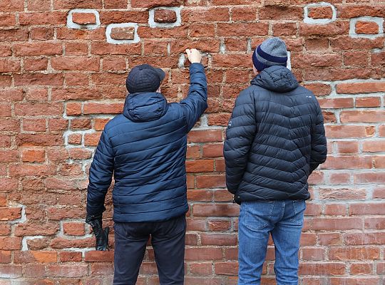 Fragment zabytkowych murów już po remoncie i 59398