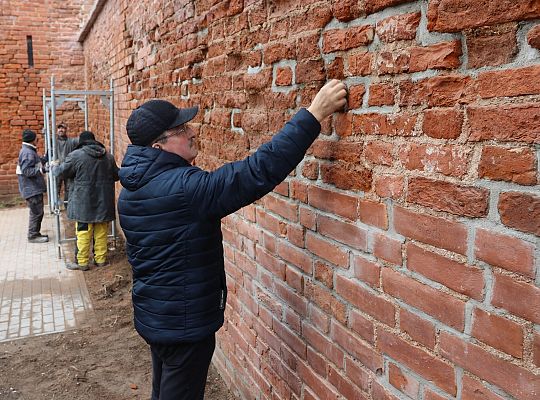 Fragment zabytkowych murów już po remoncie i 59399