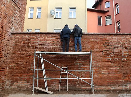 Fragment zabytkowych murów już po remoncie i 59401