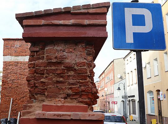 Fragment zabytkowych murów już po remoncie i 59402