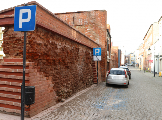 Fragment zabytkowych murów już po remoncie i 59406