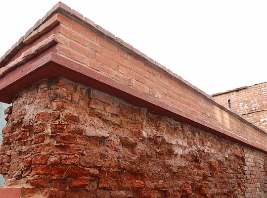 Fragment zabytkowych murów już po remoncie i 59404