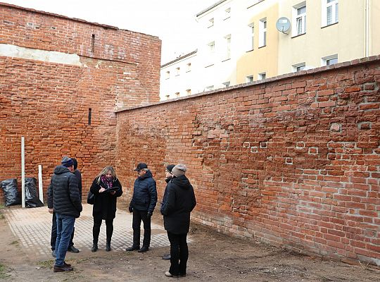 Fragment zabytkowych murów już po remoncie i 59394